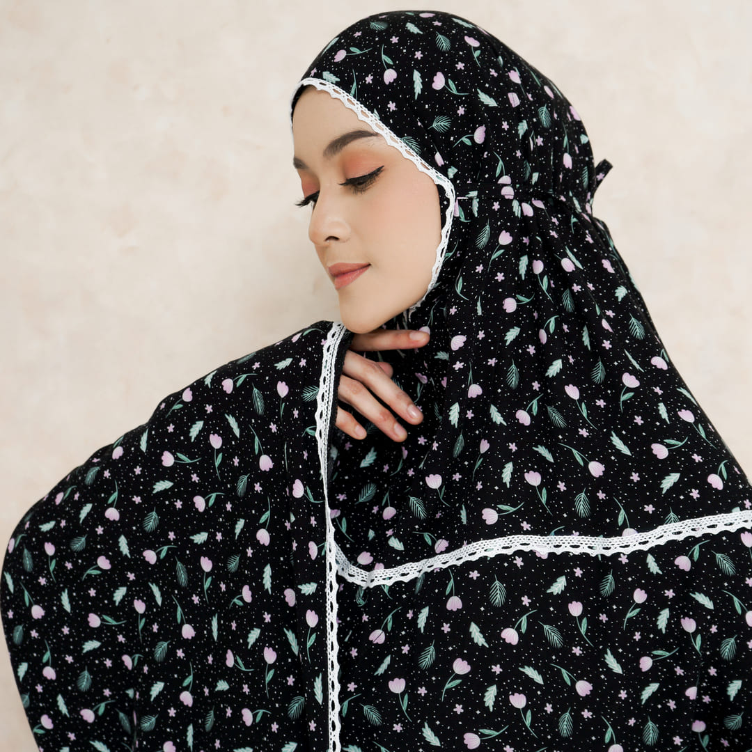 hana leaves black